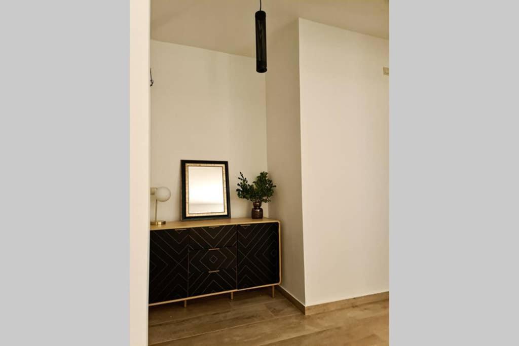 Modern Apt In The Heart Of Glyfada - Literally!! Athene Buitenkant foto